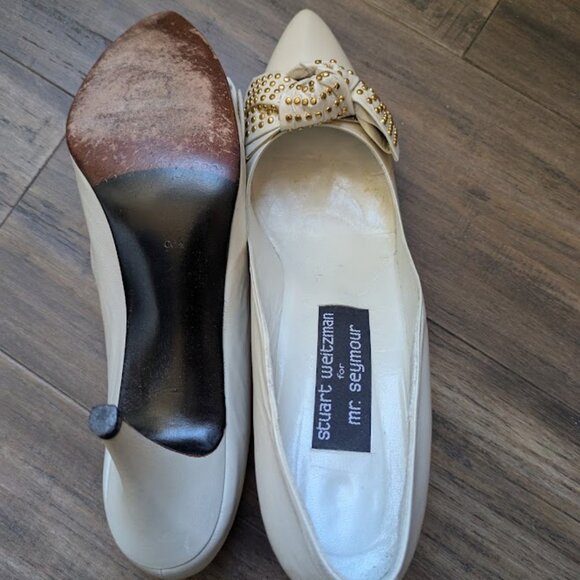 Vintage Stuart Weitzman for Mr. Seymour ivory and gold pumps w/bow size 9.5 - Picture 4 of 6